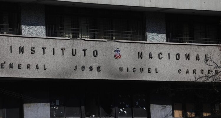 Carabineros detiene a 10 personas tras intento de toma del Instituto Nacional