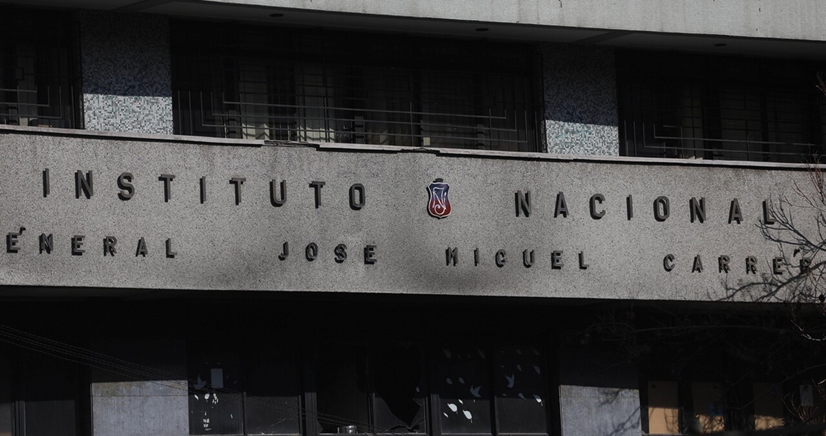 Carabineros detiene a 10 personas tras intento de toma del Instituto Nacional