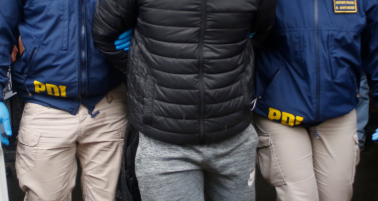 Detienen a padre por almacenamiento de pornografía infantil de su hija en Quellón