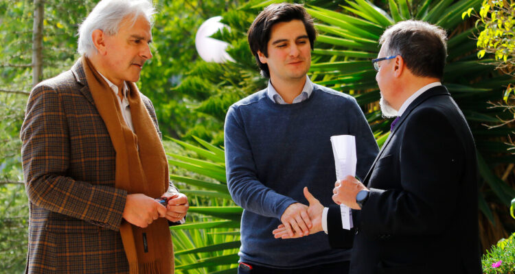 Los senadores Iván Moreira (i), Ricardo Lagos Weber (d) y el subsecretario José Miguel Ahumada (c), durante la Sesión de Sala del Senado, en medio de la discusión del Tratado Integral y Progresista de Asociación Transpacífico (TPP-11).