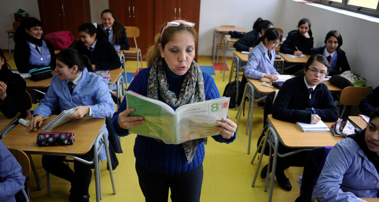 Una Maestra lee la materia a sus alumnos en la Escuela República del Ecuador por el regreso a clase de algunos establecimiento municipalizados en algunas comunas de la Región de Valparaiso.