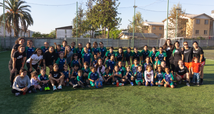 Jugadoras de La Roja femenina se reúnen para celebrar el Día de la Niña.