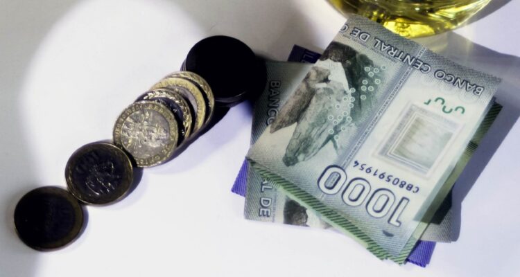 Banco Mundial proyecta aumento de pobreza en Chile como secuela de inflación y alza de costo de vida