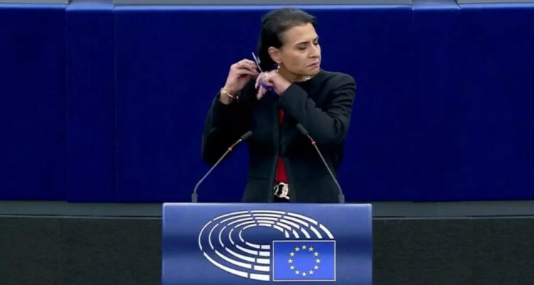 Diputada sueca se corta el pelo en pleno discurso en la Eurocámara como apoyo a las mujeres de Irán