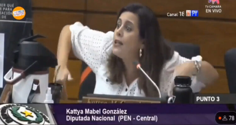 Diputada uruguaya canta “Te Felicito”