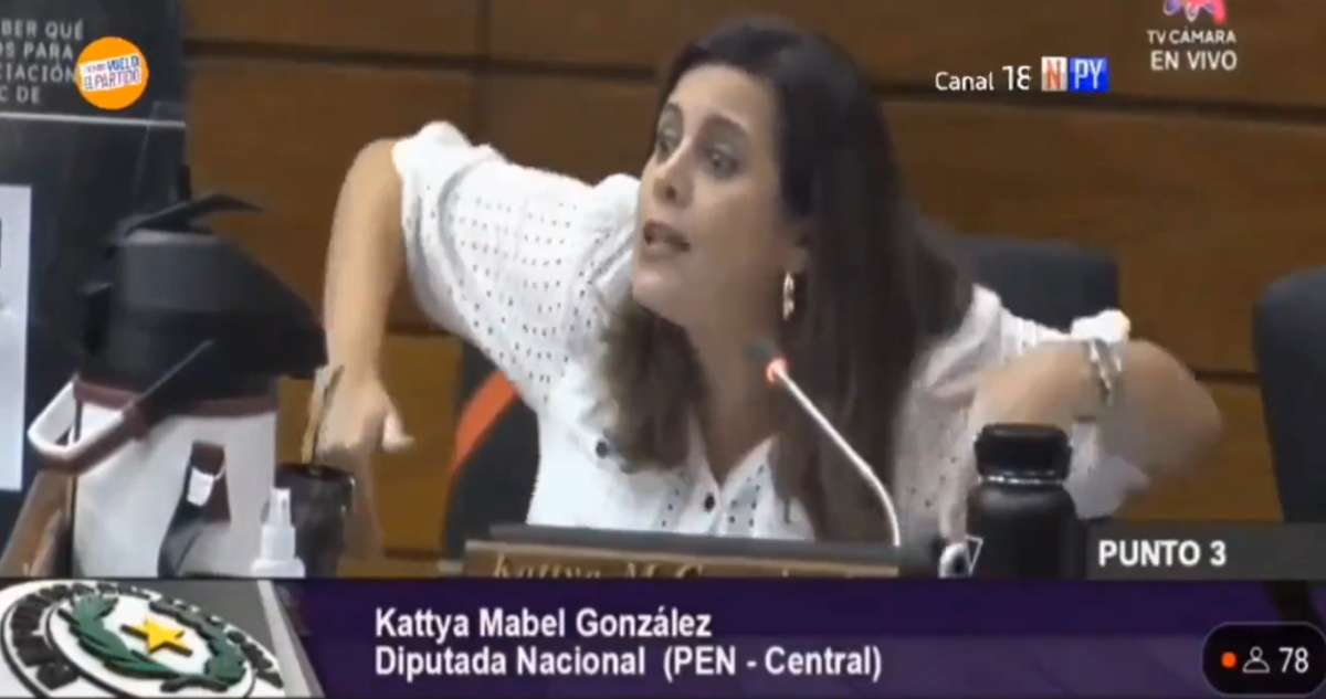 Diputada uruguaya canta “Te Felicito”