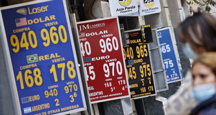 Dólar parte la semana en los $960 y el mercado sigue atento a China, EEUU y perspectivas globales