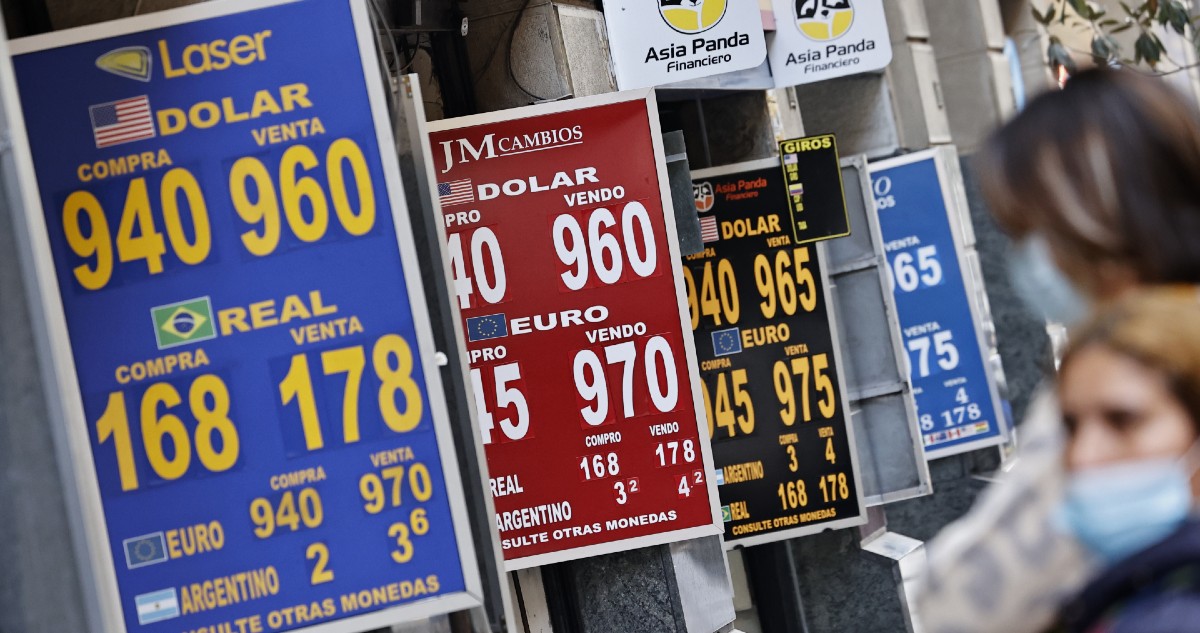 Dólar parte la semana en los $960 y el mercado sigue atento a China, EEUU y perspectivas globales