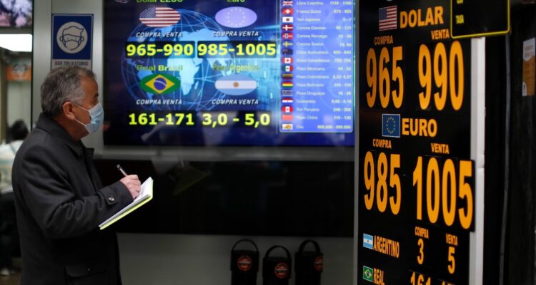 Dólar parte la sesión en altos niveles y amenazando con tocar nuevamente los $1.000