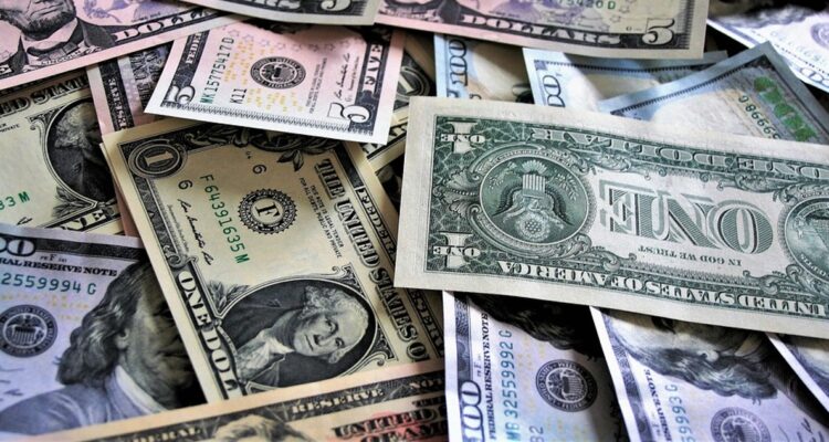 Dólar inicia la semana sobre $970 y la divisa continúa fortalecida a nivel global