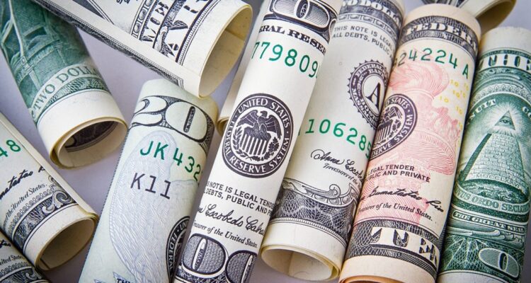 El dólar abre en los $930 y el mercado sigue atento a lo que decidan bancos central con las tasas