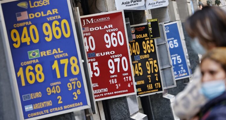 Dólar continúa cerca de los $950 y jornada sería volátil ante datos que emita EEUU y el BCE