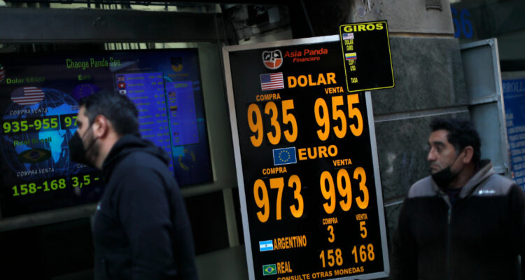 Dólar sufre notable alza y escala sobre los $950 ante incremento de 0,9% del IPC en septiembre