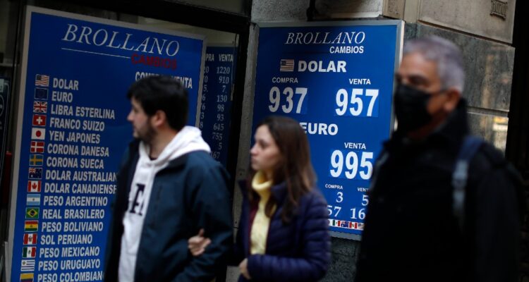 Dólar cede a la presión bajista y se acerca a los $920