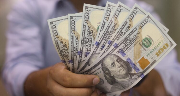 El peso chileno se fortalece ante el dólar que borró su escalada del inicio de sesión