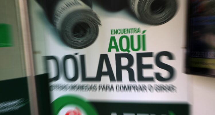 El dólar cayó más de $15 incitado a nivel local por el Imacec con nula variación