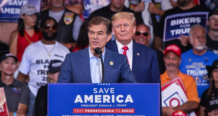 Mehmet Oz, candidato al Senado, habla mientras el expresidente estadounidense Donald Trump está detrás de él en un mitin en Pensilvania.