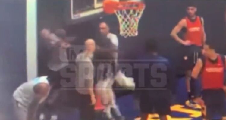 Draymond Green le dio brutal golpe a su compañero Jordan Poole.