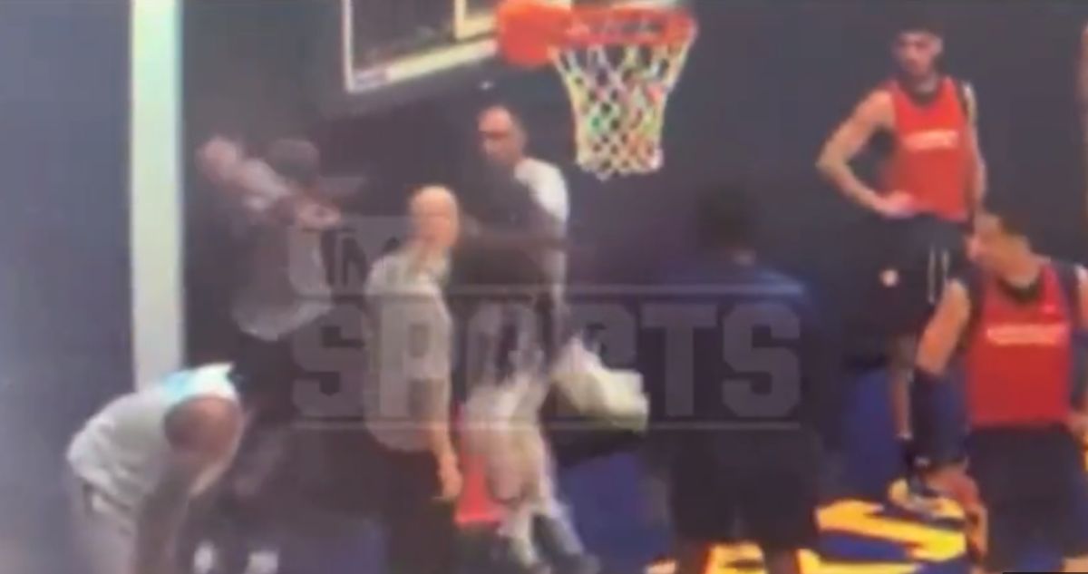 Draymond Green le dio brutal golpe a su compañero Jordan Poole.