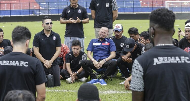 El DT chileno Javier Roca, del Arema de Indonesia, sigue afectado por tragedia en clásico