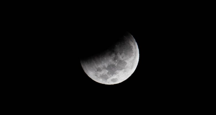 Dónde y cómo ver el eclipse lunar 2022 en Chile