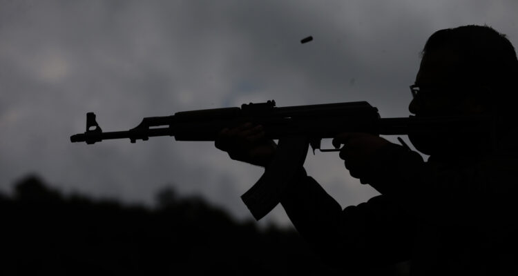 Fotografía de archivo fechada el 23 de julio de 2021 de un hombre que dispara un arma de fuego durante una prueba balística, en Ciudad de México (México). El Ejército mexicano ha vendido armas a criminales, según la filtración que hizo el grupo Guacamaya Leaks tras hackear documentos de la Secretaría de la Defensa Nacional (Sedena), precisó este sábado en un reportaje la organización Mexicanos Contra la Corrupción y la Impunidad (MCCI).