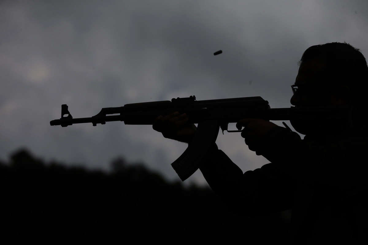 Fotografía de archivo fechada el 23 de julio de 2021 de un hombre que dispara un arma de fuego durante una prueba balística, en Ciudad de México (México). El Ejército mexicano ha vendido armas a criminales, según la filtración que hizo el grupo Guacamaya Leaks tras hackear documentos de la Secretaría de la Defensa Nacional (Sedena), precisó este sábado en un reportaje la organización Mexicanos Contra la Corrupción y la Impunidad (MCCI).