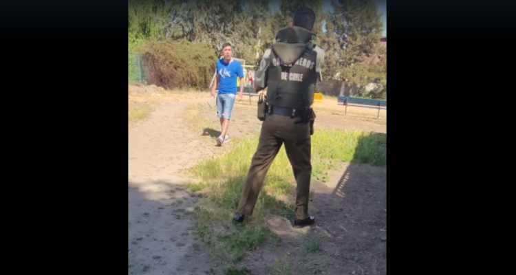 Imagen del momento en que el hombre se resiste al arresto con un bloque de cemento en mano.