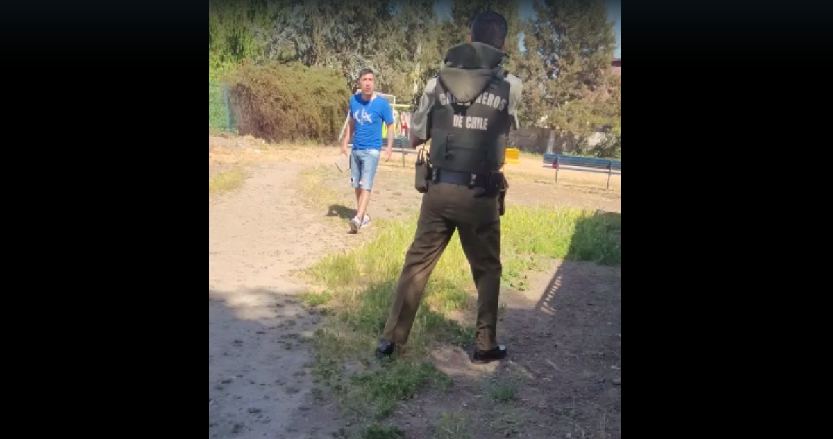 Imagen del momento en que el hombre se resiste al arresto con un bloque de cemento en mano.