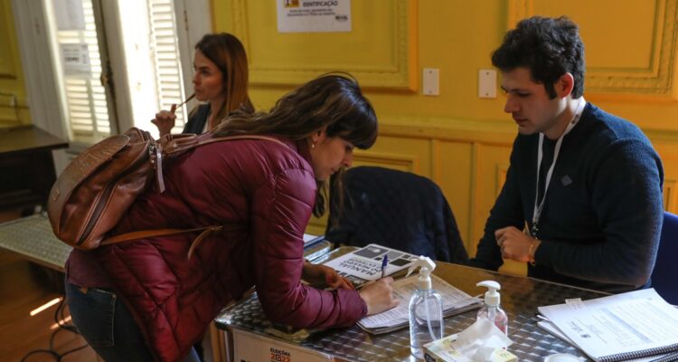 Ciudadanos brasileños residentes en Uruguay votan en el Instituto de Cultura Uruguayo-Brasileño (ICUB) para las elecciones generales de Brasil.