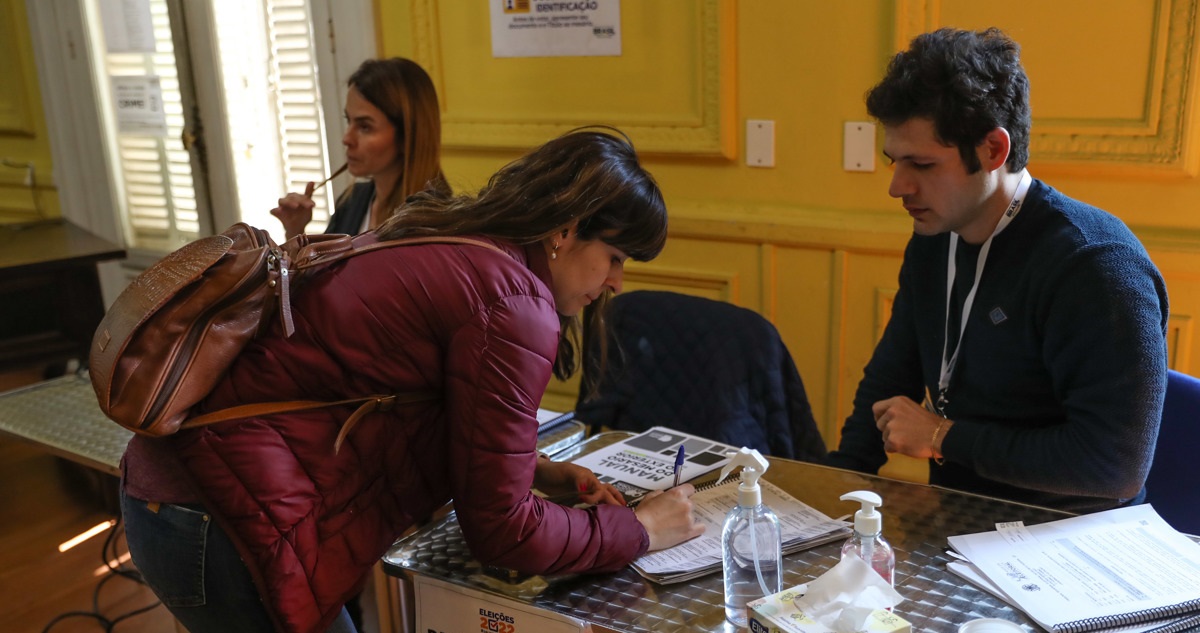 Ciudadanos brasileños residentes en Uruguay votan en el Instituto de Cultura Uruguayo-Brasileño (ICUB) para las elecciones generales de Brasil.