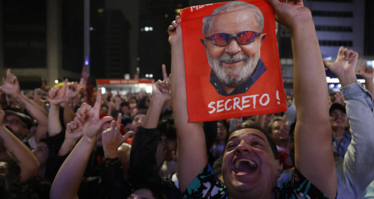 Elecciones en Brasil Lula revierte ventaja inicial de Bolsonaro y pasa arriba en los conteos