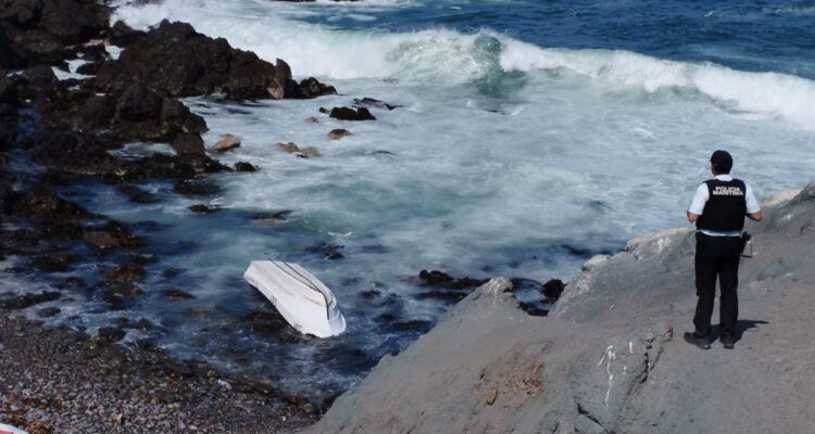 Muerto tras volcamiento de embarcación en Iquique