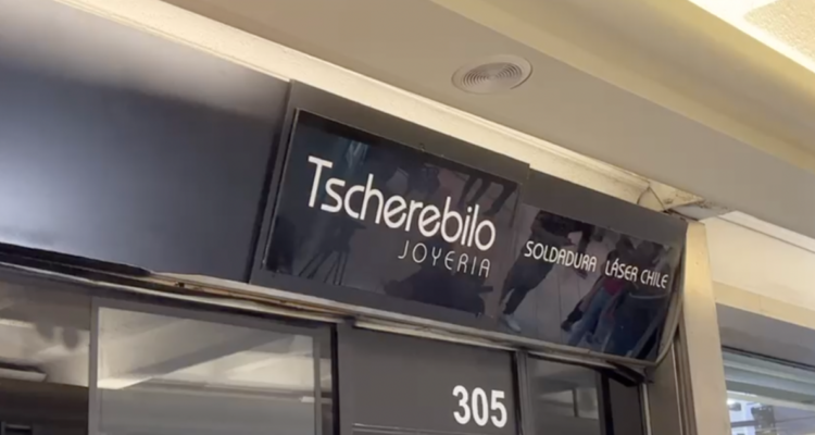 Acusan a extrabajador de joyería de cometer robo en mall Apumanque: víctima fue rociada con bencina