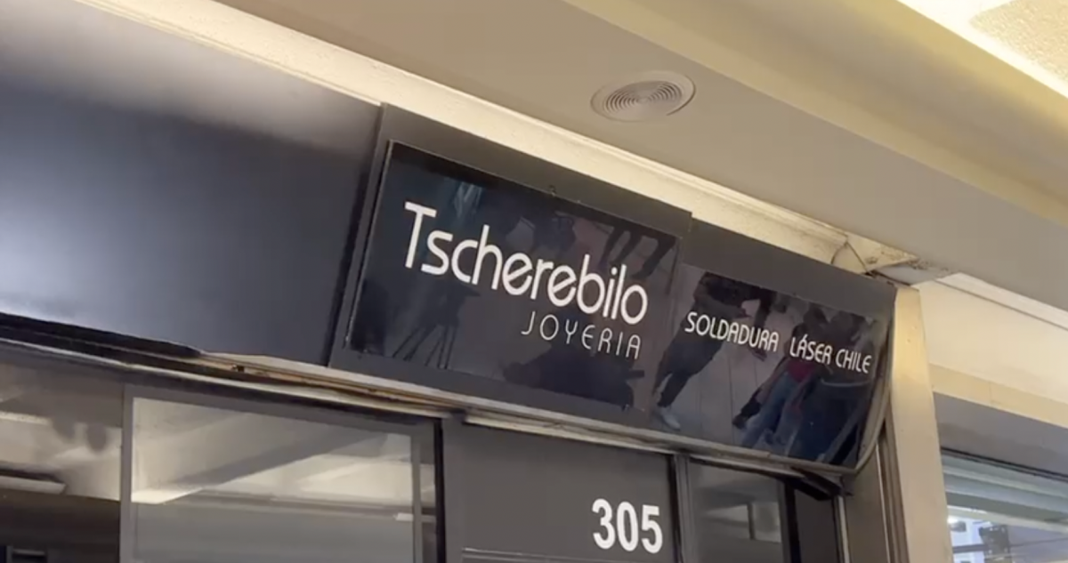 Acusan a extrabajador de joyería de cometer robo en mall Apumanque: víctima fue rociada con bencina