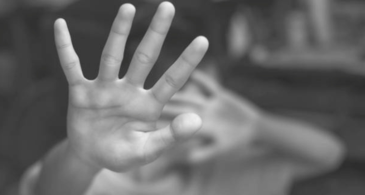 Sentencian a 8 años de cárcel a hombre por femicidio frustrado en Pucón: golpeó y asfixió a víctima