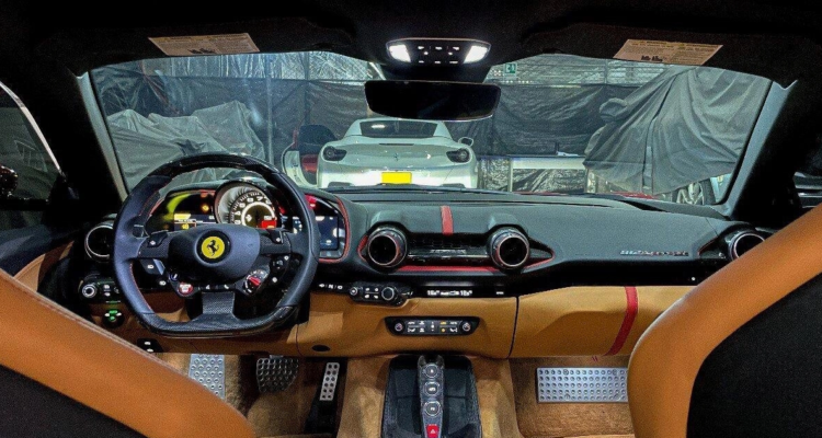 El interior de uno de los Ferrari incautados al narcotraficante Falcon, en una imagen distribuida por la Sociedad de Activos Especiales (SAE).