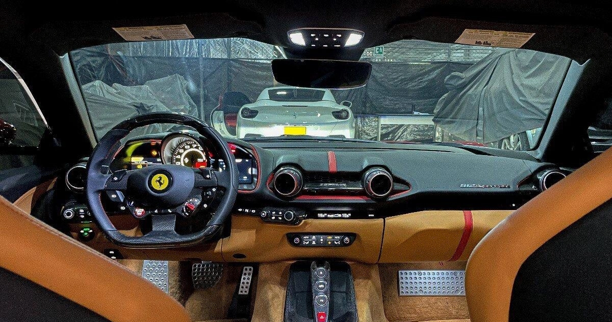 El interior de uno de los Ferrari incautados al narcotraficante Falcon, en una imagen distribuida por la Sociedad de Activos Especiales (SAE).