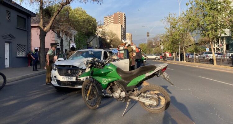 Fiscalización termina en choque y atropello en Santiago: chofer mantenía dos órdenes de detención