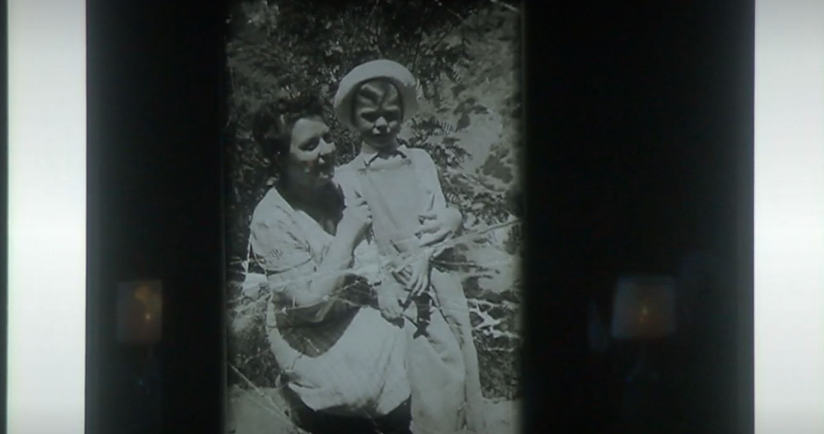 Fotografía de Santiago Pavlovic en su infancia abrazando a su madre.