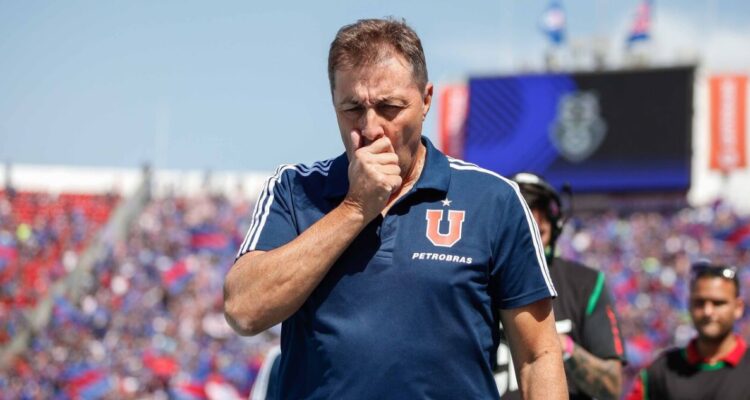 Frank Darío Kudelka dirigiendo a La U.