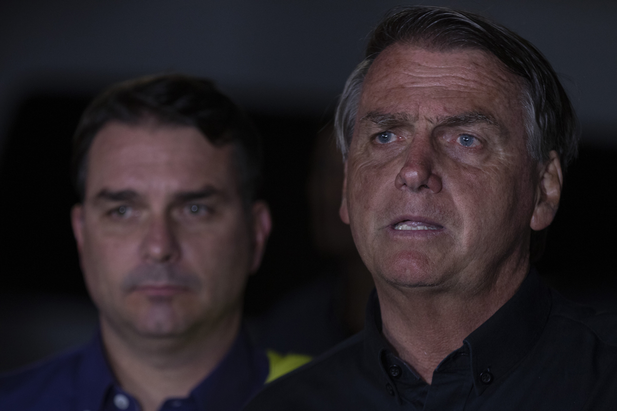 El presidente y candidato a la reelección, Jair Bolsonaro (d), acompañado de su hijo el senador Flavio Bolsonaro (i), ofrece una rueda de prensa hoy, en el Palacio do Alvorada de Brasilia (Brasil). El presidente brasileño, Jair Bolsonaro, reconoció este domingo que las elecciones probaron que hay una “voluntad de cambio”, pero aseguró que en la segunda vuelta ante el exmandatario Luiz Inácio Lula da Silva le mostrará al país que “no puede ser para peor”.