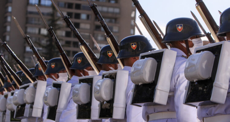 Polémica por petición del Gobierno para saber planes de estudio y profesores en las Fuerzas Armadas