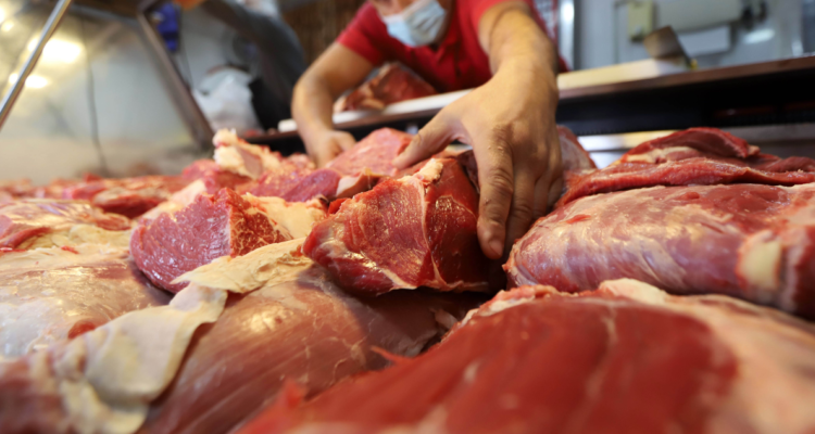 Ganaderos valoran avance de proyecto que prohibiría llamar “carne” a productos de origen vegetal