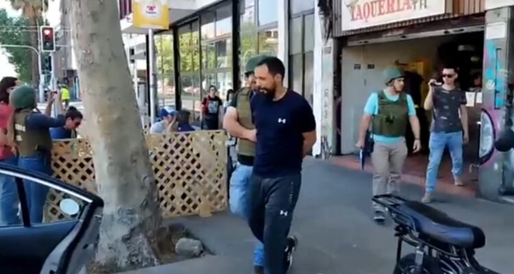 Detienen a garzón experto en artes marciales que agredió a comensales por “perro muerto” en la RM