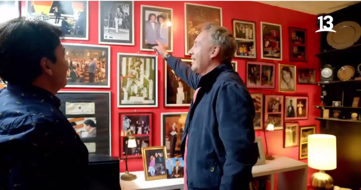 Martín Cárcamo apunta a la fotografía del comediante con el cantante Zalo Reyes.