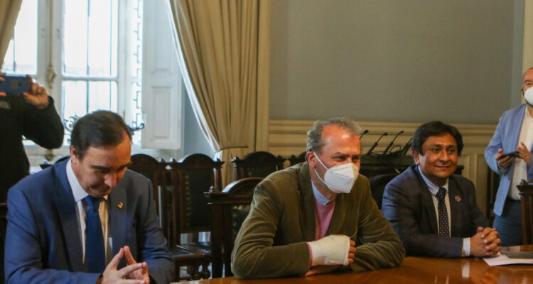 Gobernadores piden a La Moneda cumplir promesa y eliminar figura de delegados presidenciales