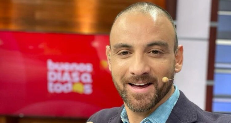 El periodista Gonzalo Ramírez posando en el set de Buenos Días a Todos. El comunicador decidió partir a Mega.