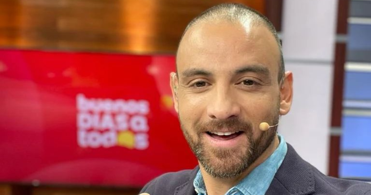 El periodista Gonzalo Ramírez posando en el set de Buenos Días a Todos. El comunicador decidió partir a Mega.