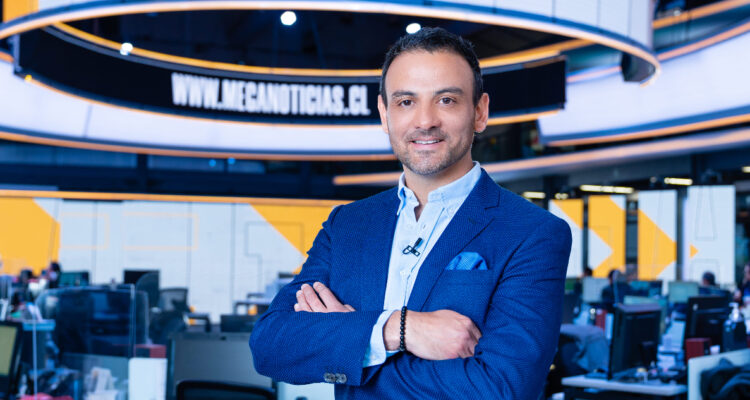 El periodista Gonzalo Ramírez en el set de Meganoticias.